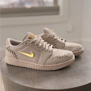 WMNS AIR JORDAN 1
MM LOW
FN5032 200
LEGEND LT BROWNMETALLIC GOLD